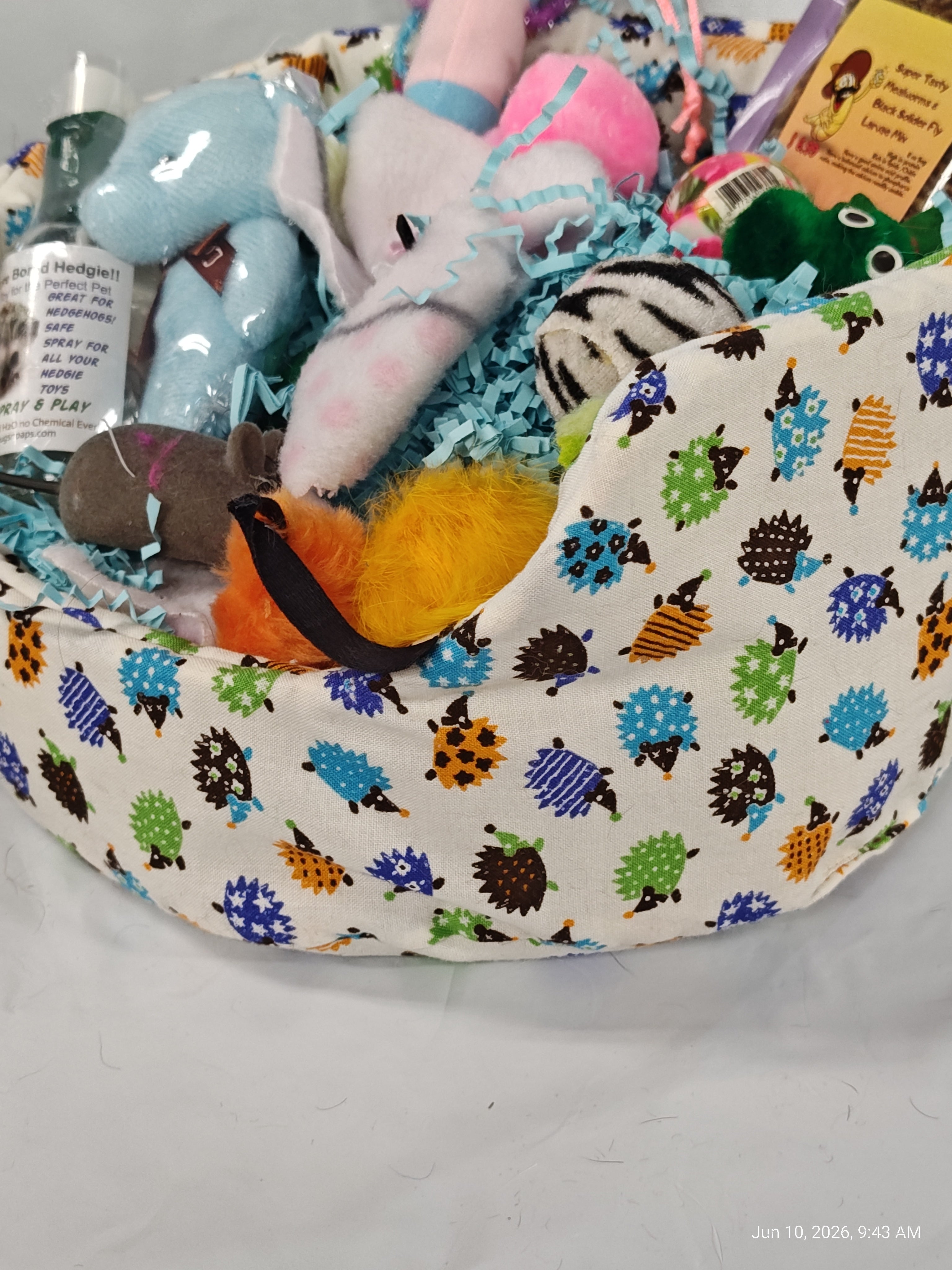 Cuddle Cup dig Box  Lots of toys Great for Hedgehogs & Exotics